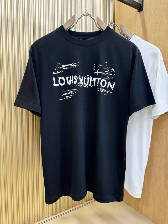 p210 Lv路易威登 顶级品质 2026新品短袖！原版定制面料，手感柔软。顶级进口私货，时尚设计潮流短袖，不失奢华 品质毋庸置疑 上身效果超赞，奢华官网同款