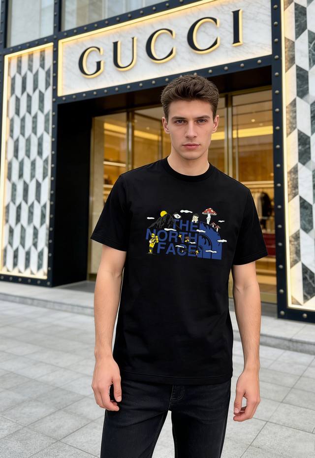 上衣230。裤子220The North Facexgucci联名丝光棉T恤Thenorthface和Gucci联名T恤，190G丝光棉面料.柔软舒适.爽滑透气