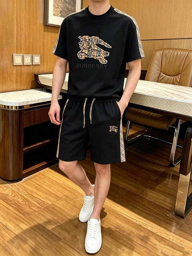 p380 品牌: 巴宝莉 2026夏季最新款，男女同款，经典设计短袖T恤短裤套装，微扩版型，定制空气层面料，手感柔软，穿着舒适，做工精细.上身效果无敌帅气，码数