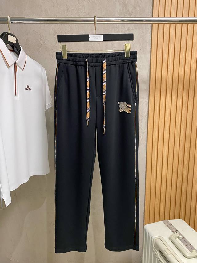 p240巴宝莉2026春夏新款铜氨丝莫代尔空气层休闲裤卫裤，裤身上刺绣标志性品牌标识，客供定制品牌刻印五金配件，彰显品牌格调，100%进口面料精心打造，柔软舒