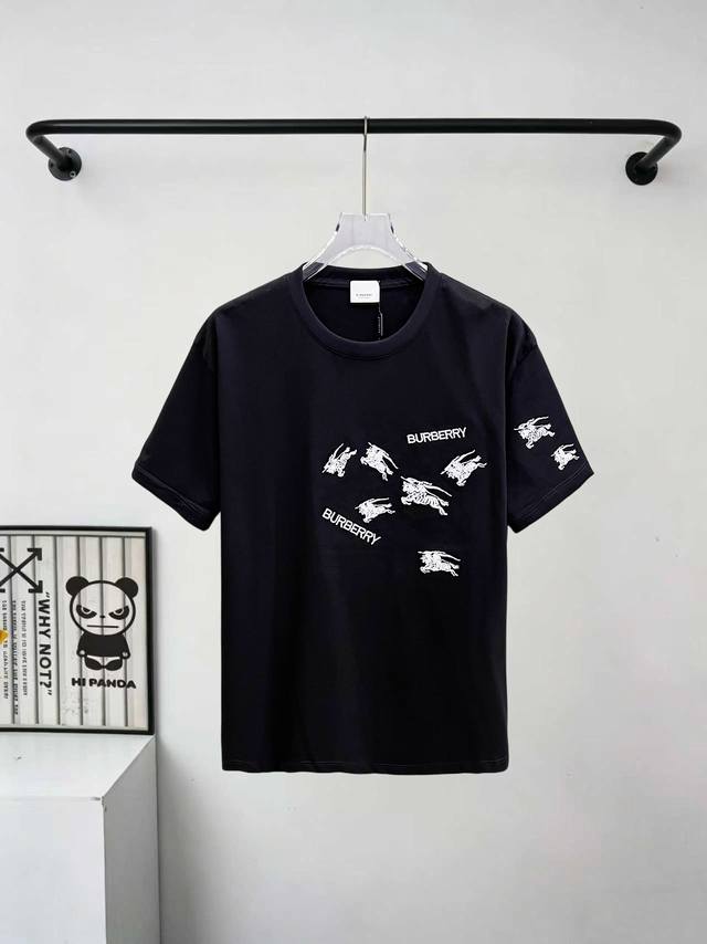 p160巴宝莉26Ss新款短袖，最高版本重工艺经典刺绣Logo图案，高标准定制，上身非常有型，客供进口高档280克纯棉面料质感非常细腻，细节工艺精湛考究，塑造