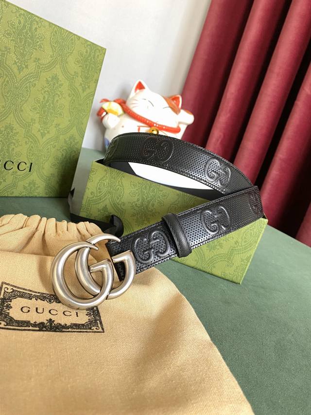 p180 Gucci 古琦 3.0寬Marmont系列印花压纹皮革腰带 Guccio Gucci字母交织图案巧妙融入纹理和材质变化，以印花压纹形式点缀在这款腰带