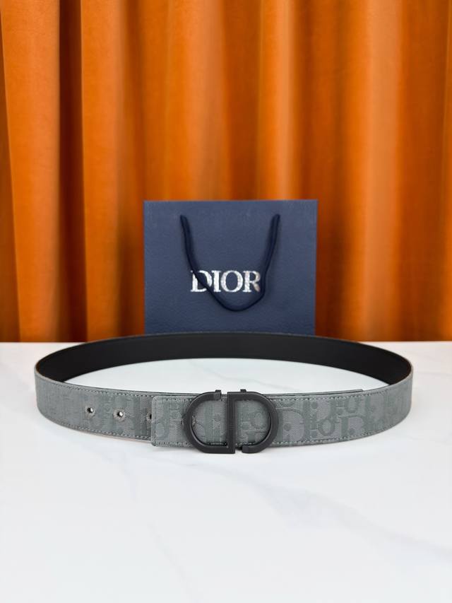 p200 3.5cm wide reversible belt, one side features a grey-green jacquard fabric