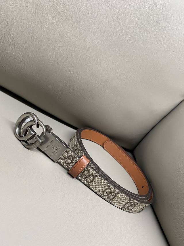 Gg Marmont Series Buckled Reversible Belt 2.0 Unisex. The Gg Marmont series is u