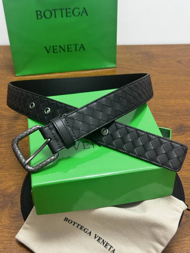 p180 Bottega Veneta 3.5cm Black Calfskin Leather, hand-woven. A new classic hand