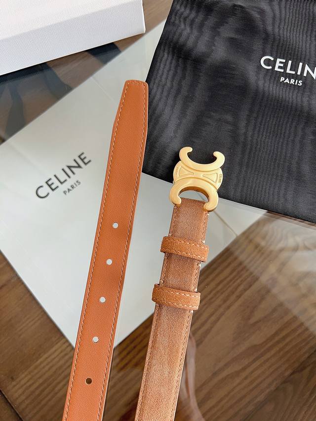Celine 专柜新款 女士腰带 头层绒面牛皮 冬天穿搭必入 宽度2.5Cm 搭配独特凯旋门金属扣件 手工缝制 p200