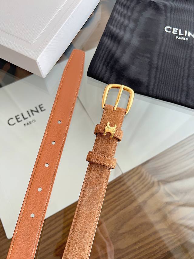 Celine 专柜新款 女士腰带 头层绒面牛皮 冬天穿搭必入 宽度2.5Cm 圆形搭扣 第一个戒圈环绕Triomphe 金属环 全新设计。p200