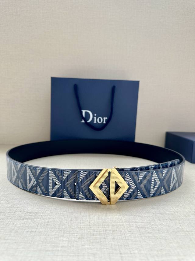 p200 Width 4.0Cm This belt buckle features the new Cd Diamond logo design and is