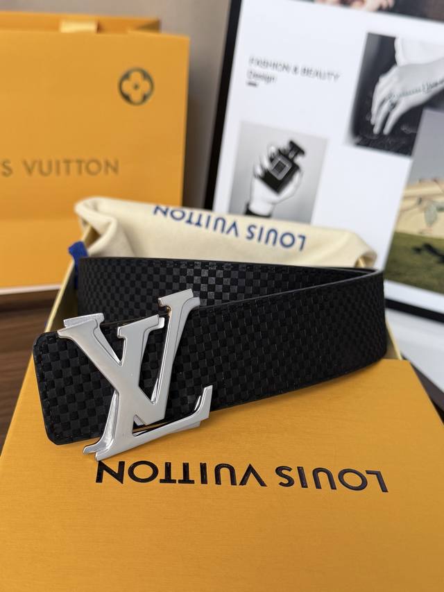 170 Original packaging + 1.0 LV black leather belt with silver buckle, 40mm. Mad
