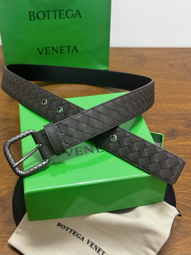 240 -- Bottega Veneta 3.5cm calfskin leather, hand-woven, a new classic piece ma