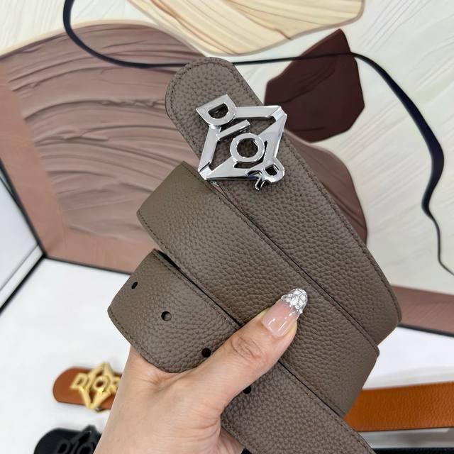 180 -- This Dior reversible belt combines elegant sophistication with modern sty 180 -- This Dior reversible belt combines elegant sophistication with modern sty