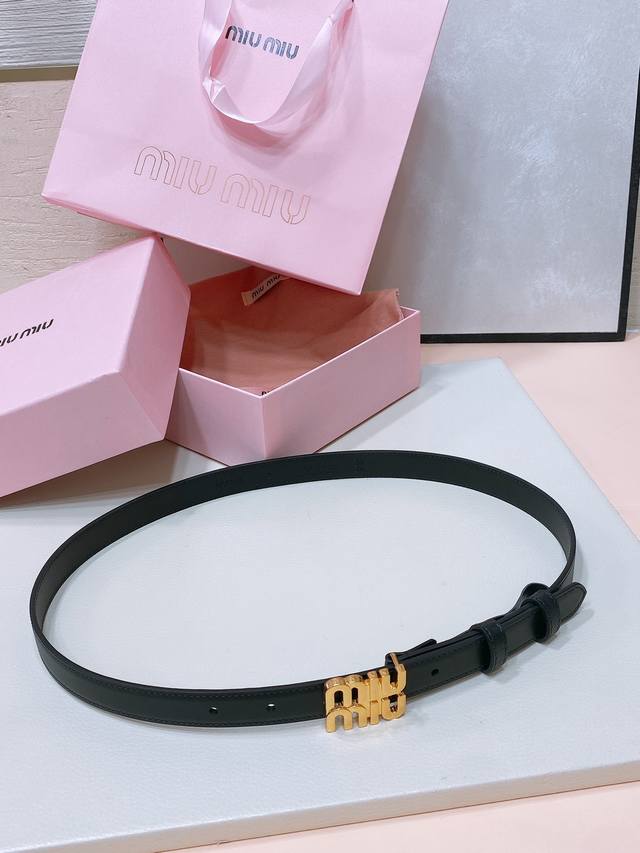 180 缪缪Miumiu 古金扣宽度：2Cm这款皮革腰带是提升别致造型品味的理想之选。醒目的标志性徽标装点搭扣，营造精致撞色与纹理金属徽标搭扣搭扣饰醒目徽标