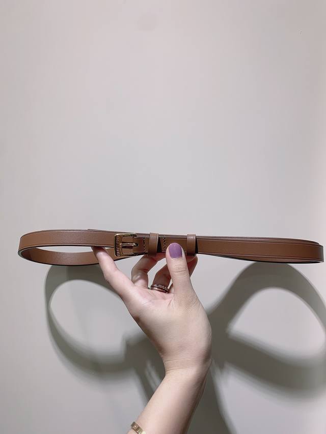 180Miumiu新款这款软牛革腰带设计简约而优雅。金属搭扣饰以Miu Miu徽标，品牌格调一览无余。徽标装饰金属搭扣高 1.5Cm