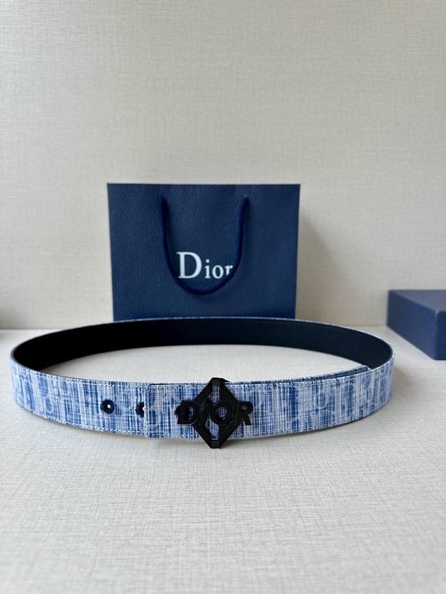 p180 This 35mm reversible belt (3.5cm wide) combines elegance with modern style.