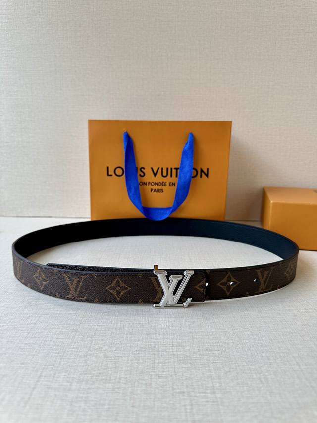 p180本款3.0宽幅腰带以 Monogram 帆布和皮革分饰两面,闪耀金属 Lv Initiales 搭扣的瞩目意味。悠闲格调适宜搭配牛仔着装 p180本款3.0宽幅腰带以 Monogram 帆布和皮革分饰两面,闪耀金属 Lv Initiales 搭扣的瞩目意味。悠闲格调适宜搭配牛仔着装