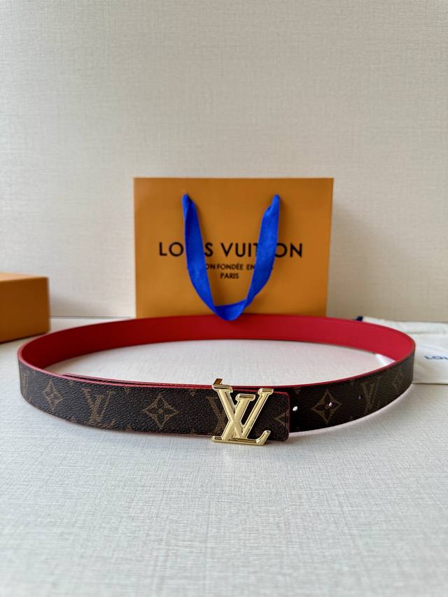 p180本款3.0宽幅腰带以 Monogram 帆布和皮革分饰两面,闪耀金属 Lv Initiales 搭扣的瞩目意味。悠闲格调适宜搭配牛仔着装 p180本款3.0宽幅腰带以 Monogram 帆布和皮革分饰两面,闪耀金属 Lv Initiales 搭扣的瞩目意味。悠闲格调适宜搭配牛仔着装
