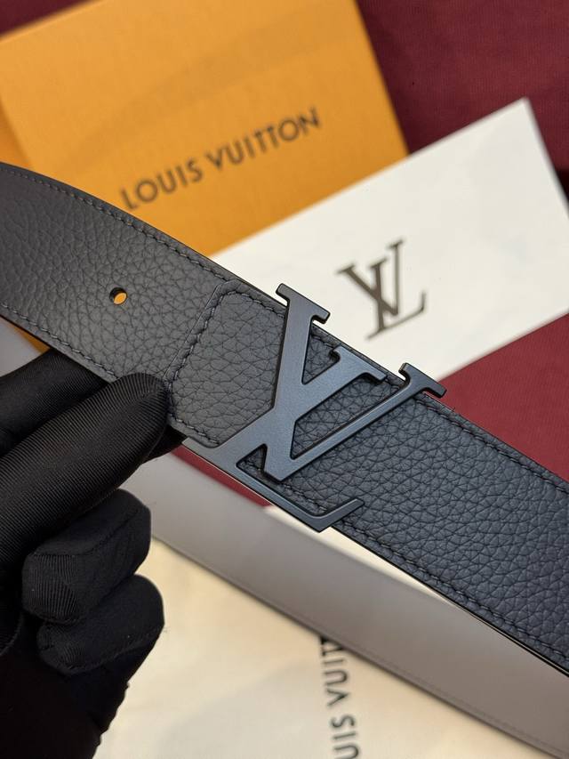本款 Damier Lv 40 毫米双面腰带做工精良,风格经典。深色牛皮革皮带与 Lv 字母搭扣优雅相称, p200 本款 Damier Lv 40 毫米双面腰带做工精良,风格经典。深色牛皮革皮带与 Lv 字母搭扣优雅相称, p200