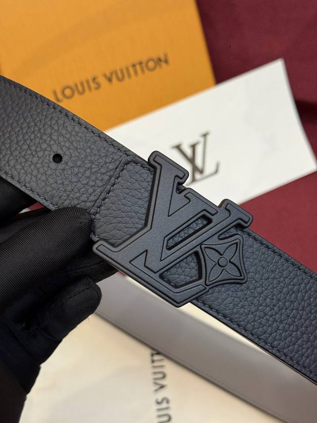 本款 Damier Lv 40 毫米双面腰带做工精良,风格经典。深色牛皮革皮带与 Lv 字母搭扣优雅相称, p200 本款 Damier Lv 40 毫米双面腰带做工精良,风格经典。深色牛皮革皮带与 Lv 字母搭扣优雅相称, p200