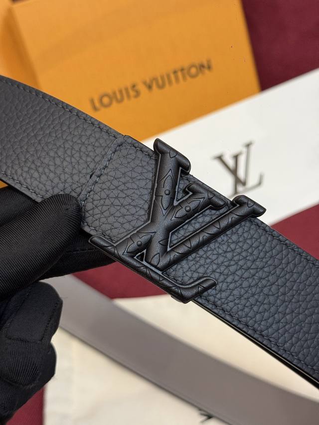 本款 Damier Lv 40 毫米双面腰带做工精良,风格经典。深色牛皮革皮带与 Lv 字母搭扣优雅相称, p200 本款 Damier Lv 40 毫米双面腰带做工精良,风格经典。深色牛皮革皮带与 Lv 字母搭扣优雅相称, p200