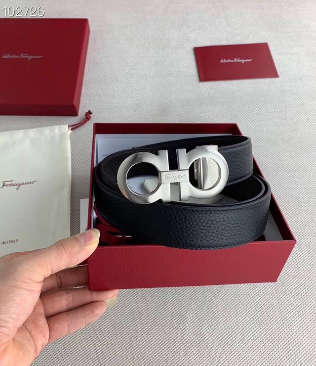 p160 ：配送专柜全套礼盒包装。菲拉格慕 35Mm！海外代工厂p出货，采用双面自然甩头层牛皮，风格现代，为日常造型增姿添彩，达到修身效果，区别一般市场货。高端
