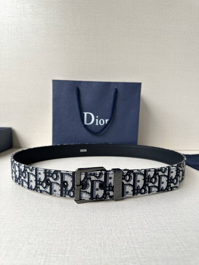 p200 3.5cm wide. This belt is crafted from smooth brown calfskin leather and fea