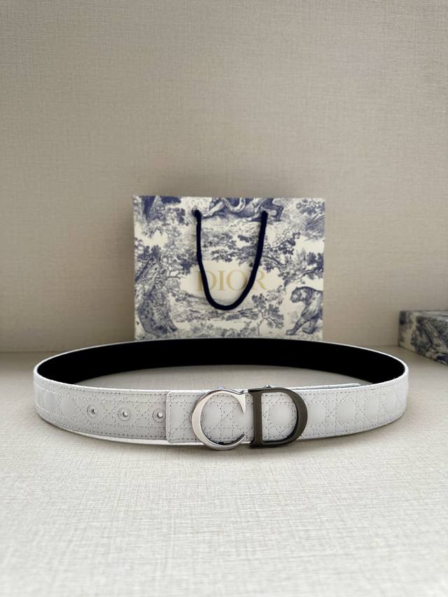 p210 3.5cm wide. This 35mm reversible belt combines elegance with modern style.