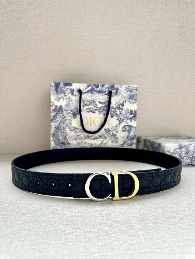 p210 3.5cm wide. This 35mm reversible belt combines elegance with modern style.
