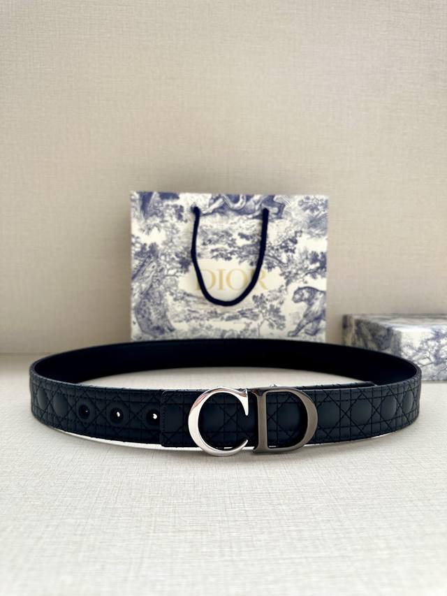 p210 3.5cm Width. This 35mm reversible belt combines elegance with modern style.