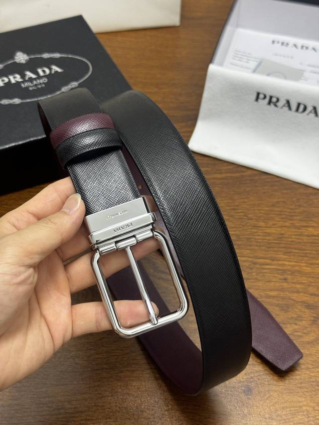 180-prada 3.5Cm 黑 枣红 亮银扣十字纹牛皮革腰带设计简约精致，亮眼的金属铜质工艺扣头。柔软自然，赋予设计百搭特性，每个细节都体现出至高的品味和格