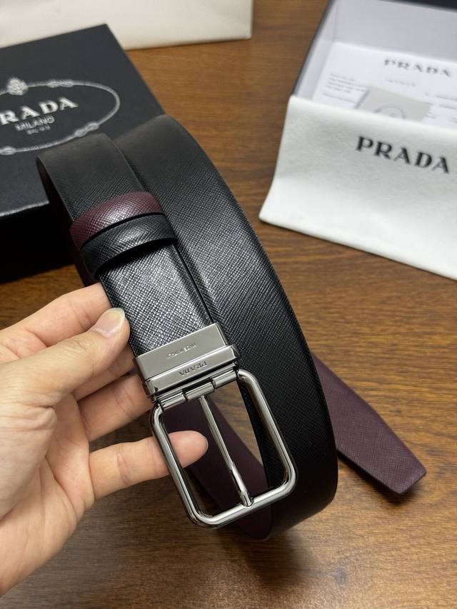 180--prada 3.5Cm 黑 枣红 亮枪扣十字纹牛皮革腰带设计简约精致，亮眼的金属铜质工艺扣头。柔软自然，赋予设计百搭特性，每个细节都体现出至高的品味和