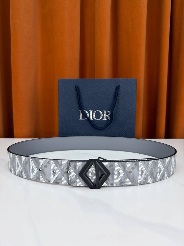 180 Dior 宽度4.0Cm 甄选优质不锈钢五金件，菱形镂空扣设计简约硬朗。织物混纺带身细密老花暗纹，搭配粒面平纹牛皮内衬，双面可搭。金属光泽冷峻高级，耐磨