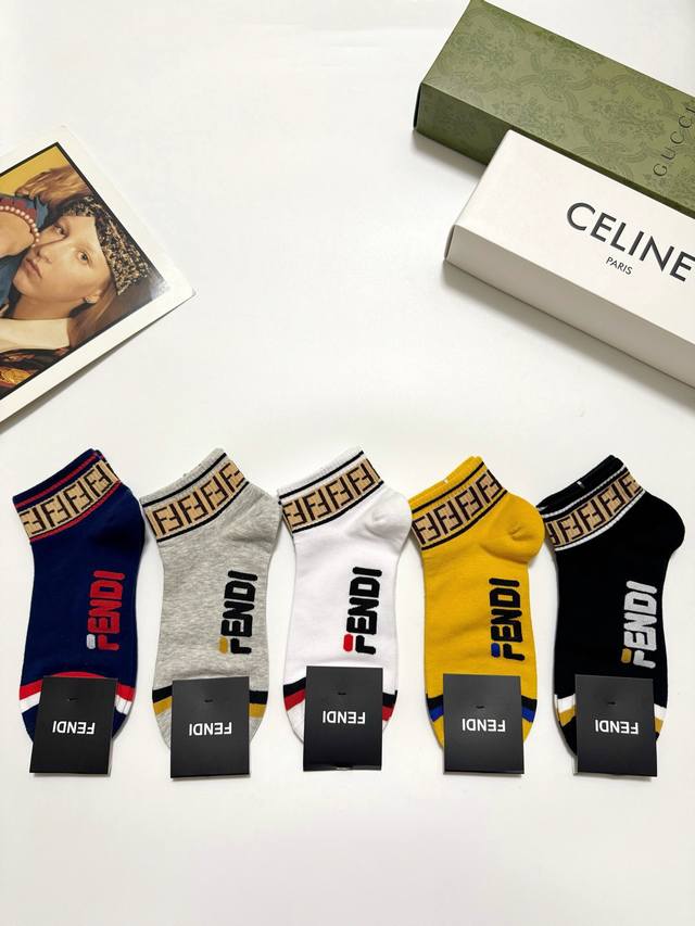 50 Box of 5 pairs of Fendi classic logo cotton ankle socks (unisex), unisex. The