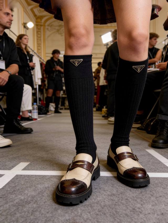 50 One pair of Prada classic logo cotton knee-high socks/calf socks, heavy-duty