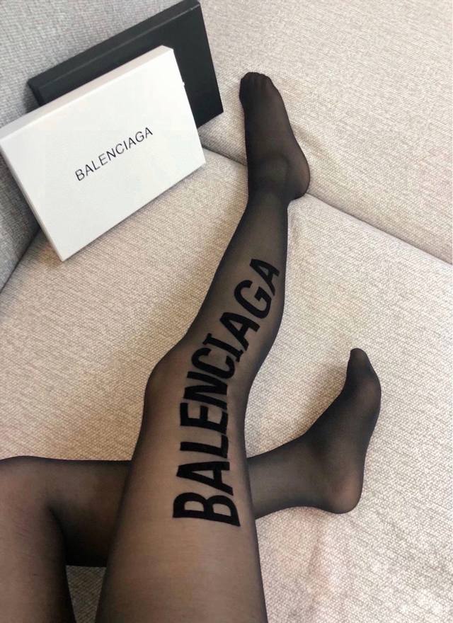 60。配包装 一盒一双 Balenciaga巴黎世家植绒字母丝袜 好看到爆炸 ，欧美大牌丝袜一比一高版本制作，可以看得到的工艺！潮人秋冬必备单品 ，搭配起来超高