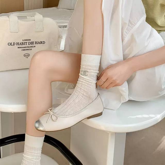 70 A box of 4 pairs of Chanel classic logo ultra-thin seamless mid-calf socks, p