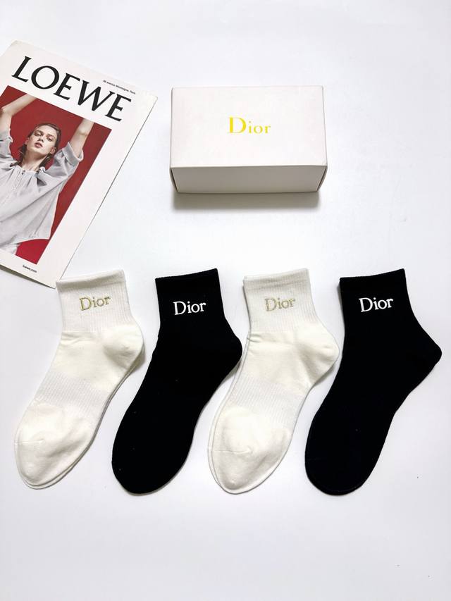 60 配包装 一盒4双 Dior 迪奥 经典字母Logo 纯棉短筒袜 经典纯色短袜Ins爆款！专柜在售Ing 原单货！高版本 ～好看到爆炸 ！酷妹潮人必不能少的