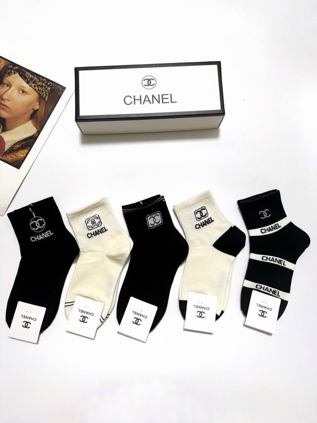 50 A box of 5 pairs of Chanel classic logo socks, including packaging! Soft and