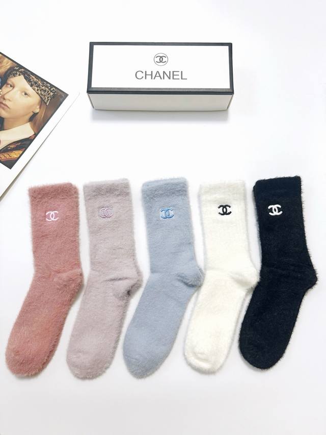 70 Large stock of 5 pairs of Chanel classic logo mink fleece ankle socks (5 pair