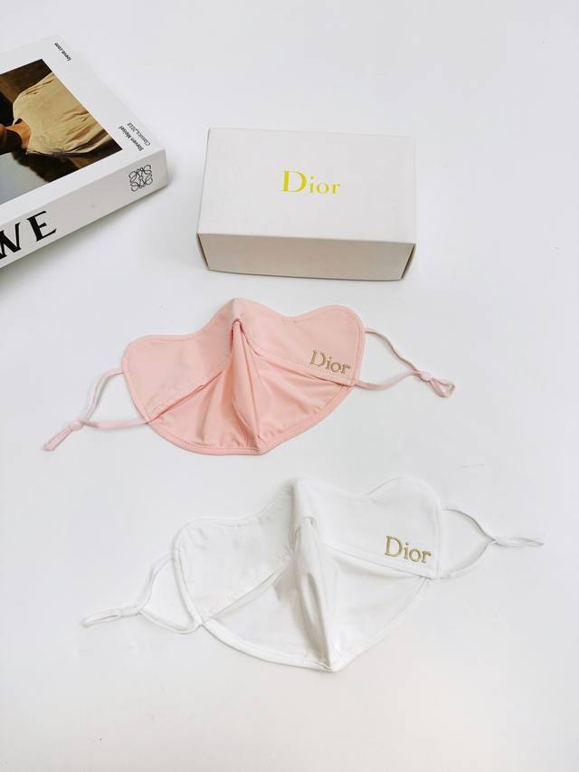 60 配盒子 一盒2个 Dior 迪奥 经典字母Logo冰丝防晒口罩，防紫外线的夏季神器，护眼角防晒口罩 。Ins爆火红人同款，精致做工，完美配色，潮人必备。真