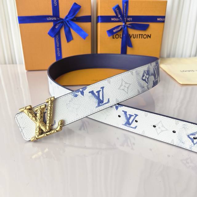 170--4.0宽Lv Initiales Studs 可逆皮带诱人地将House Dna与意想不到的繁荣相结合，立即使风格现代化。双面表带覆盖着全覆盖的签名印