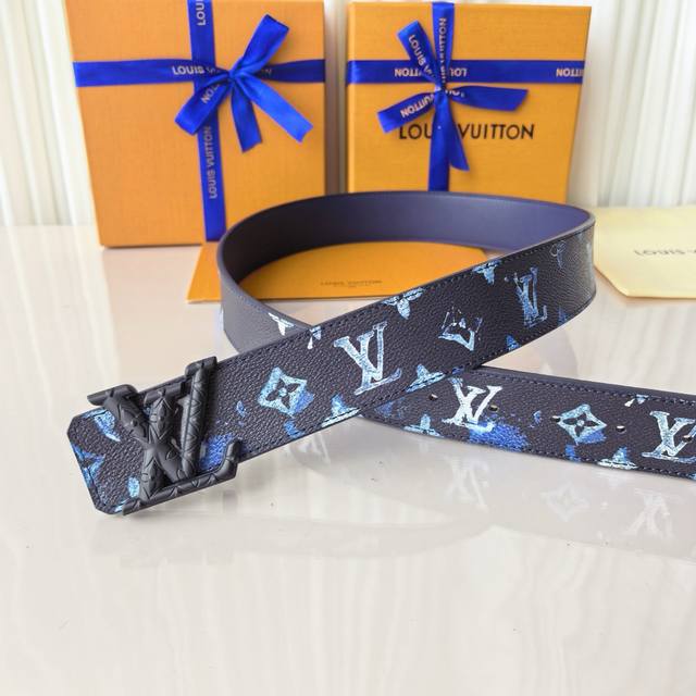 170--4.0宽Lv Initiales Studs 可逆皮带诱人地将House Dna与意想不到的繁荣相结合，立即使风格现代化。双面表带覆盖着全覆盖的签名印