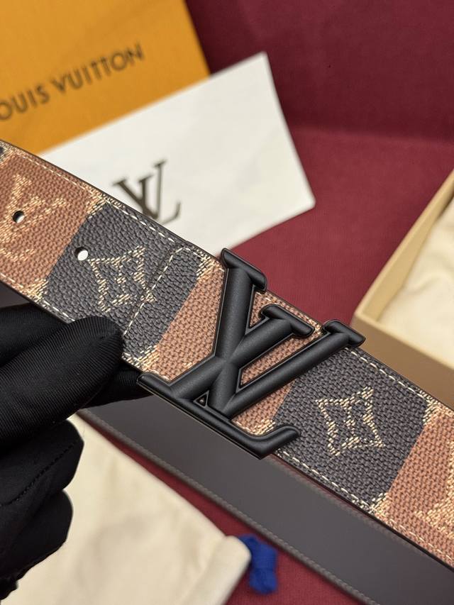 170--Lv Initiales College Monogram Heritage 40Mm可翻转腰带一出现便给人留下了深刻印象。在带有Monogram涂层