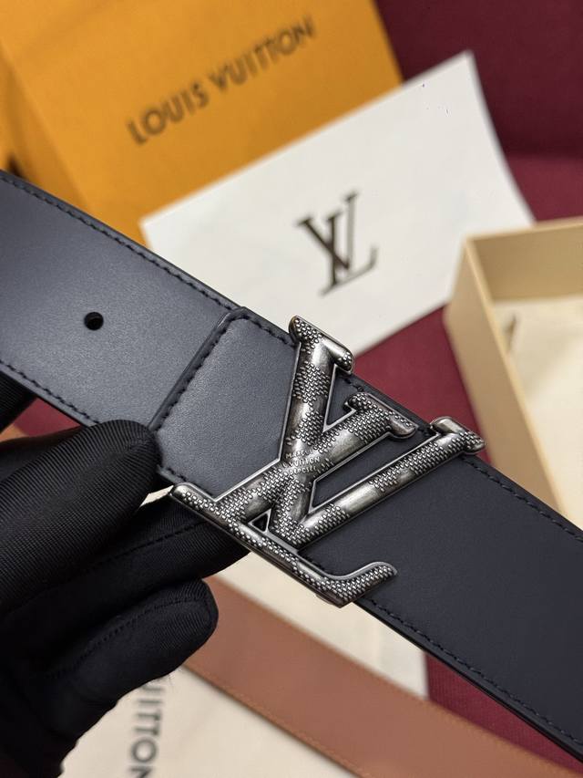 180--本款 Damier Lv 40 毫米双面腰带做工精良，风格经典。深色牛皮革皮带与 Lv 字母搭扣优雅相称，