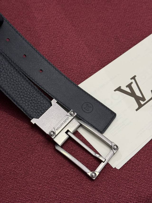 180--Lv 角钉式 Trunk 35Mm 可翻转腰带造型简洁，灵感源自路易威登在工艺精湛方面的悠久传统。两侧光滑的皮革搭配带有金属装饰细节的方形扣环，旨在仿