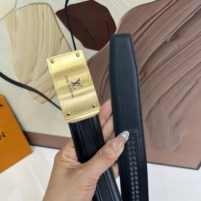 180 路易威登 新款进口小牛皮，手感细腻柔软。搭配纯钢自动精品钢扣，宽度：3.5Cm