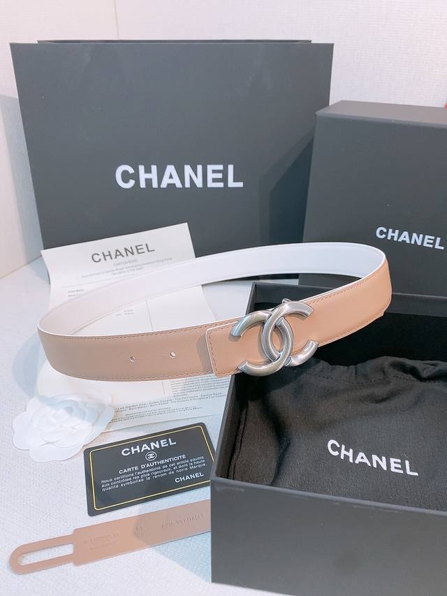 180-香家双面小牛皮扣腰带系列 Ceinture 30 Mm RéVersible En Cuir De Veau Lisse30毫米双面腰带带身，采用光滑小