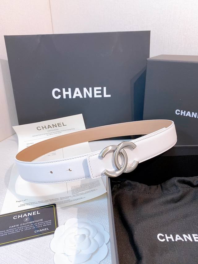 180-香家双面小牛皮扣腰带系列 Ceinture 30 Mm RéVersible En Cuir De Veau Lisse30毫米双面腰带带身，采用光滑小