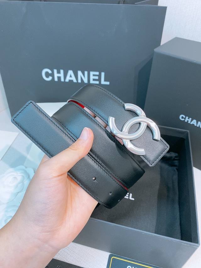 180-香家双面小牛皮扣腰带系列 Ceinture 30 Mm RéVersible En Cuir De Veau Lisse30毫米双面腰带带身，采用光滑小