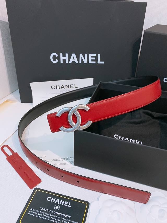 180-香家双面小牛皮扣腰带系列 Ceinture 30 Mm RéVersible En Cuir De Veau Lisse30毫米双面腰带带身，采用光滑小