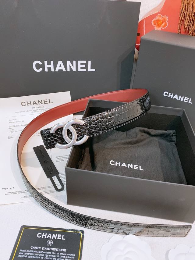 180-香家双面小牛皮扣腰带系列 Ceinture 30 Mm RéVersible En Cuir De Veau Lisse30毫米双面腰带带身，采用光滑小